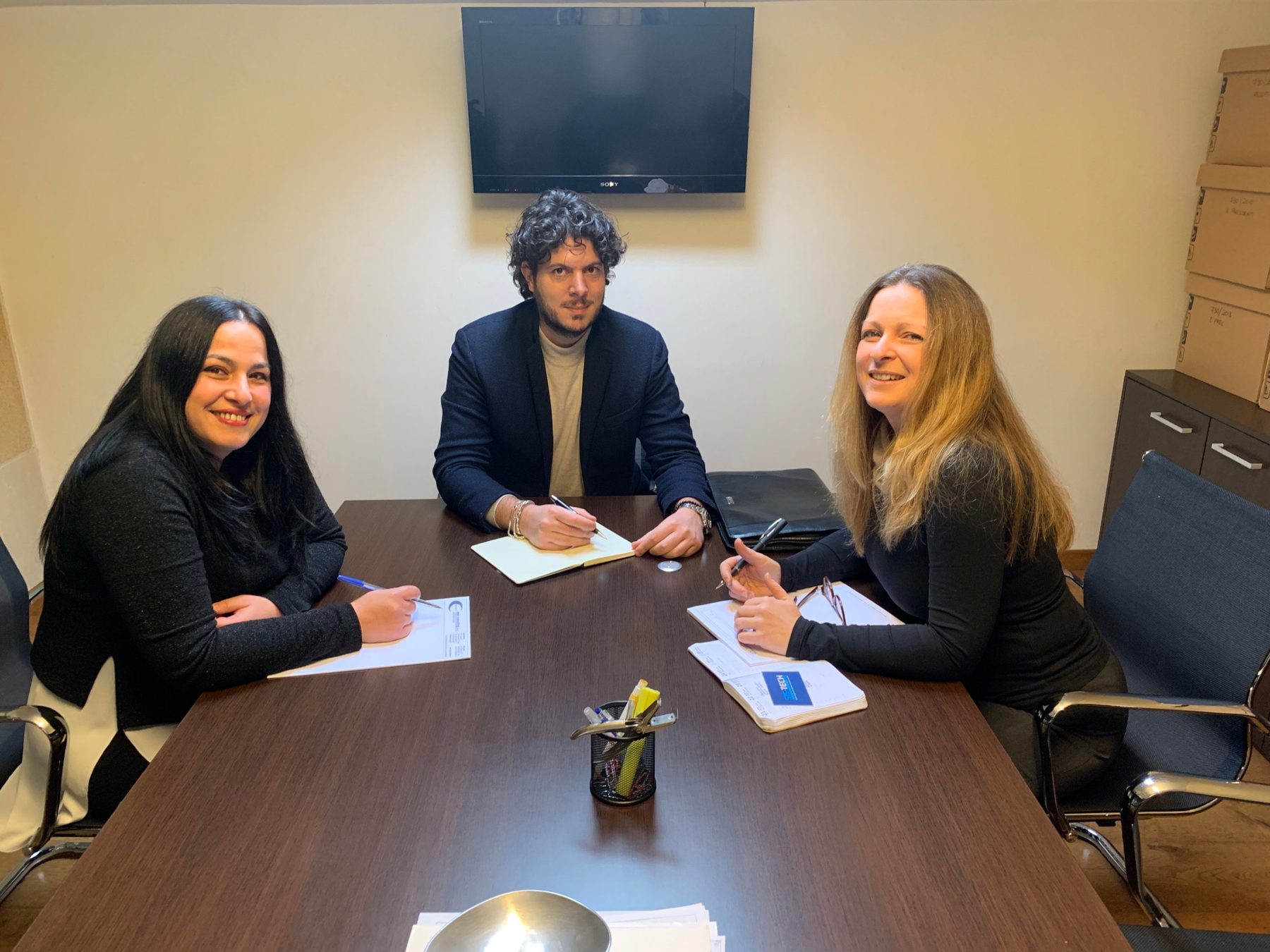 L’Ing. Niccolò Colzi con l’Ing. Elisa Barni e la Dott.ssa Annarosa Alcaro al tavolo riunioni dello studio
